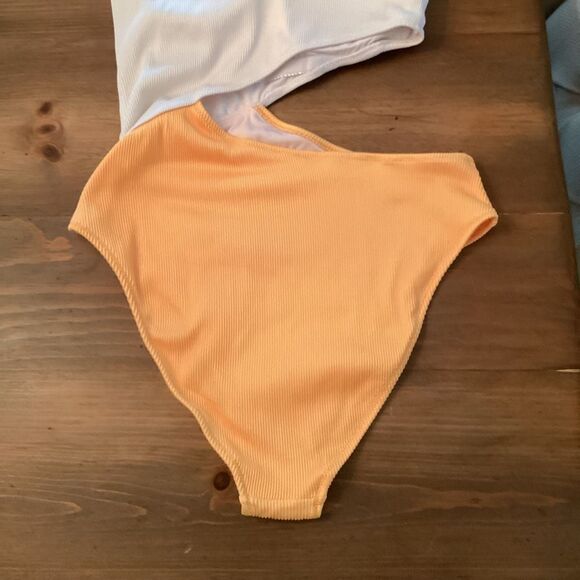 CUPSHE SIZE LARGE ONE SHOULDER CUT OUT ONE PIECE SWIMSUIT WHITE LIGHT ORANGE - Picture 3 of 8